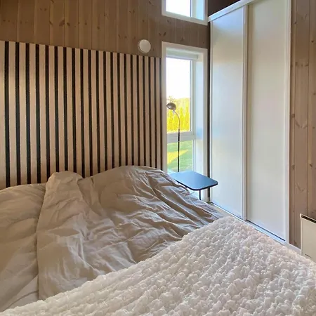 3 Bedroom Beautiful In * Færvik